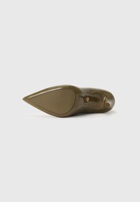 Chaussure à talon haut avec une finition vert olive brillante, bout pointu et semelle texturée. Détail en or près du talon. Texture lisse dans l'ensemble.