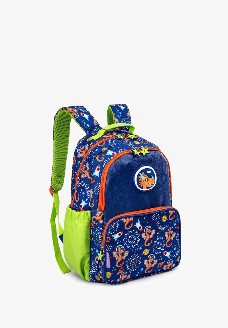 Blauer und grüner Kinder-Rucksack mit orangefarbenen Drachen- und Raketenmustern, Stern-Reißverschluss-Zippern und gepolsterten Schultergurten.