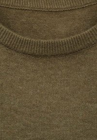 Olivegrüner gestrickter Pullover mit einem gerippten Rundhalsausschnitt. Die Textur ist weich und leicht flauschig und zeigt ein einheitliches Muster im gesamten Stück.