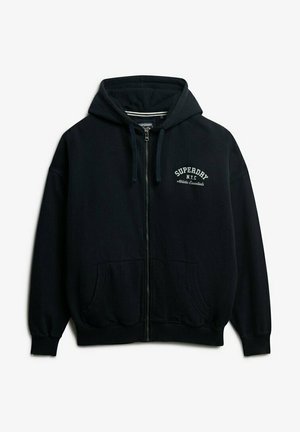 Zwarte zip-up hoodie van zacht materiaal, voorzien van een kangoeroe-pocket, een capuchon met trekkoord en geborduurd "Superdry N.Y.C." logo op de borst.