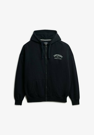 Sort hættejakke med lynlås lavet af blødt stof, der har en kengurupose, snoretræk til hætten og broderet "Superdry N.Y.C."-logo på brystet.