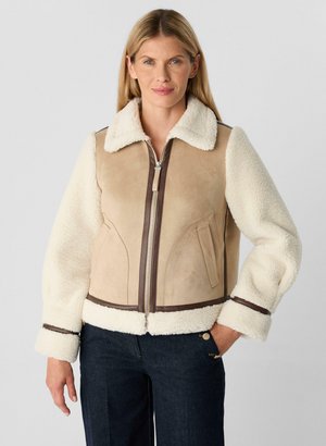 MIT AUFGESETZTEN TASCHEN - Kunstlederjacke - braun