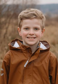 Bruine waterdichte jas met capuchon, voorzien van een ritssluiting aan de voorkant en witte accenten. Gladde textuur met een sportief ontwerp.