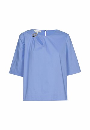 Lichtblauw kort mouwtopje van katoen. Heeft een ronde hals met een zijkant lusdetail en een opening aan de achterkant. Soepele textuur.