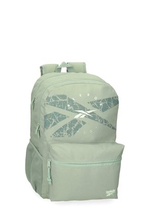 Mochila Reebok verde claro con bolsillo delantero con cremallera, bolsillo lateral de malla, correas acolchadas y gran logo de Reebok en la parte delantera.