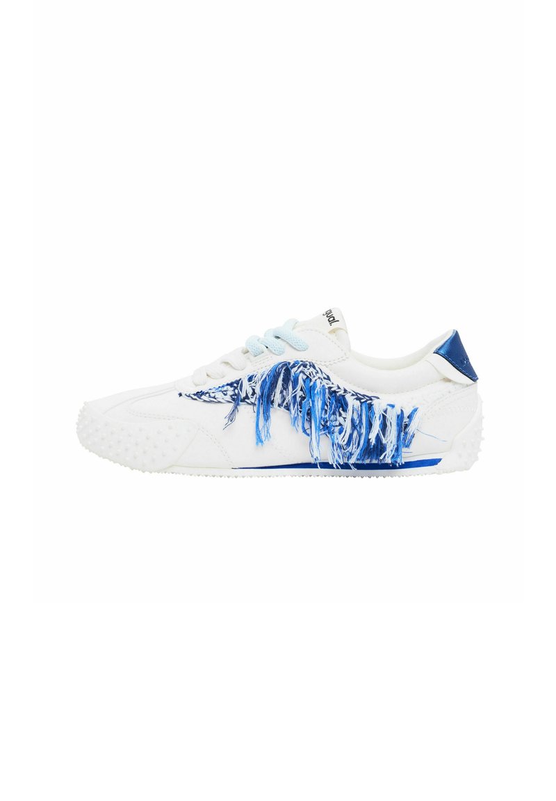 Sneaker bianco con lacci e dettagli in frange blu e turchese, suola in gomma testurizzata e particolare lucido blu sul tallone.