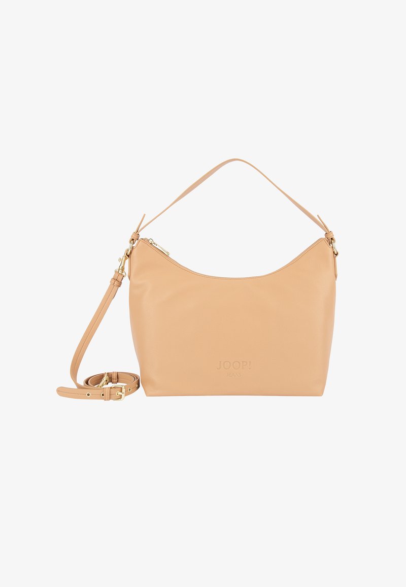 Borsa a tracolla in pelle beige con forma curva, dettagli dorati e tracolla regolabile. Presenta un logo impresso sul davanti e una texture liscia.