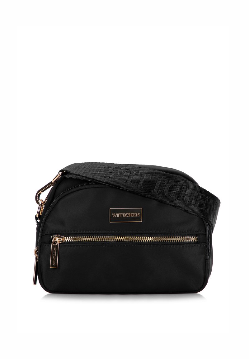 Czarna nylonowa torba na ramię z teksturowanym paskiem, złotymi akcentami na suwakach i przednią tabliczką z logo, z jedną główną komorą oraz przednią kieszenią.