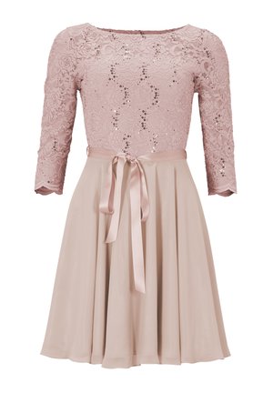 Abito in pizzo rosa con maniche a tre quarti, motivo floreale, paillettes sul corpetto, nastro di raso in vita e gonna fluida beige.