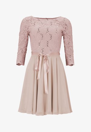 Rosa Spitzenkleid mit Dreiviertelärmeln, floralem Muster, Pailletten am Oberteil, satiniertem Gürtel in der Taille und fließendem beigem Rock.