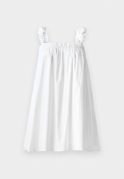 Bijela pamučna haljina s elastičnim bodicem i naboranim trakama. A-linija i glatka tekstura, s dugom do koljena.