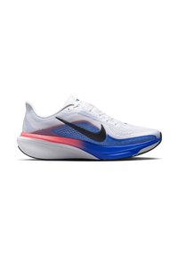 Λευκό αθλητικό παπούτσι με μαύρο λογότυπο Nike, ενδιάμεση σόλα με διαβάθμιση μπλε και κόκκινου και διαπνέον επάνω μέρος από δίχτυ, εμφανιζόμενο σε πλαϊνή όψη σε λευκό φόντο.