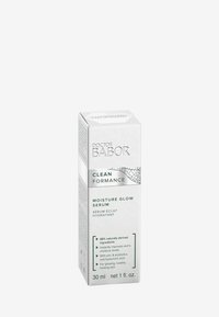 Hvid emballage til Doctor Babor Moisture Glow Serum. Har grøn tekst, sølvdetaljer og detaljeret information om ingredienser. Størrelse: 30 ml.