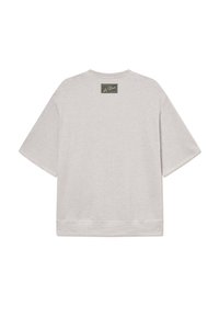 Camiseta de manga corta gris claro con tejido texturizado, hombros caídos y dobladillo cosido. Presenta una etiqueta de logo rectangular en la parte posterior.