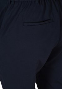 Navyblaue Hosen mit elastischem Bund und einer aufgesetzten Tasche. Der Stoff wirkt glatt und leicht, ideal für die Freizeit.