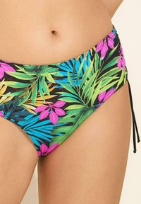 Kąpielówki z kolorowym, tropikalnym wzorem liści i kwiatów w jasnych odcieniach zieleni, różu i niebieskiego. Zawierają boczne wiązania dla regulowanego dopasowania.