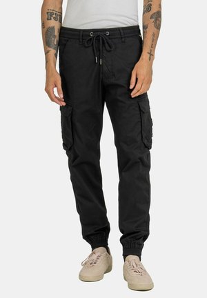 Pantalones cargo negros con cinturilla elástica, cordón, bolsillos laterales y puños acanalados; diseñados en una tela ligera y texturizada.