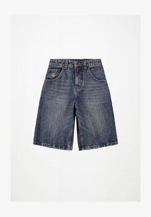 Sötétkék farmer rövidnadrág, laza szabással, öt zsebes kialakítással, látható varrással és béke szimbólummal az elülső zseben.