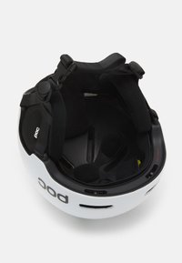 Weißer Helm mit schwarzem Innenraum und Akzenten, verfügt über ein weiches gepolstertes Futter, verstellbare Riemen und Belüftungsöffnungen für Atmungsaktivität.