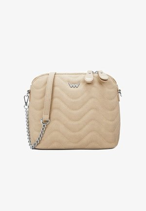 Beige prošívaná kabelka s vlnkovým vzorem, stříbrným kováním a odnímatelným řetízkem. Obsahuje dvojité zipy a detail loga na přední straně.