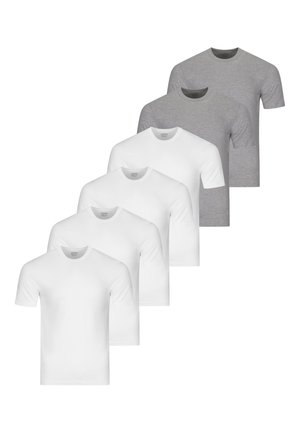 Sei t-shirt girocollo semplici disposte diagonalmente, quattro bianche davanti e due grigie dietro, tutte a maniche corte.
