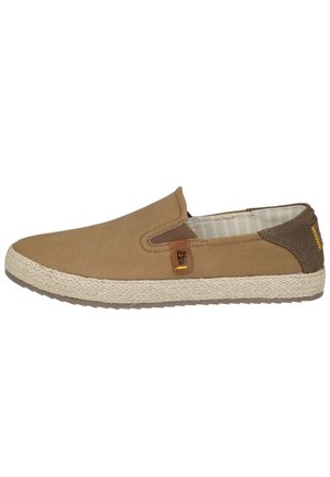 Zapato de lona marrón claro tipo slip-on con suela tejida beige, acento en el talón marrón oscuro y paneles laterales elásticos para facilitar el uso.