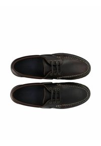 Bottines en cuir marron avec une finition texturée, des coutures contrastantes et deux œillets pour les lacets. Légères avec un design à bout arrondi.
