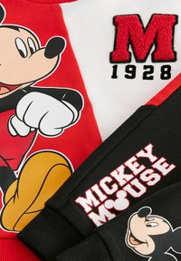 Next MICKEY MOUSE CREW NECK  JOGGERS SET - REGULAR FIT - Träningsset - red black