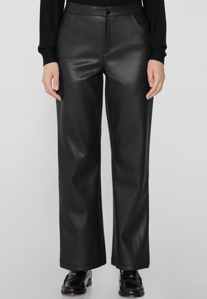 Pantalones de pierna ancha de imitación cuero negros con una textura suave, bolsillos frontales y un simple cierre de botón en la cinturilla.