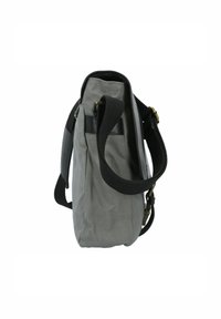 Bolsa de lona gris con un acento de cuero negro, forma rectangular, correa de hombro ajustable y apertura superior. Presenta detalles de hardware mínimos.