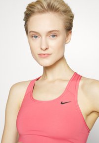 Nike Performance BRA - Sutiã desportivo de suporte médio - pink/schwarz
