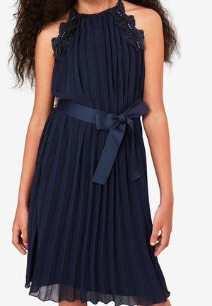 Marineblaues, plissiertes Kleid mit Neckholder, Spitzendetails an den Schultern und einem passenden Stoffgürtel, der in der Taille gebunden ist. Leichter, strukturierter Stoff.