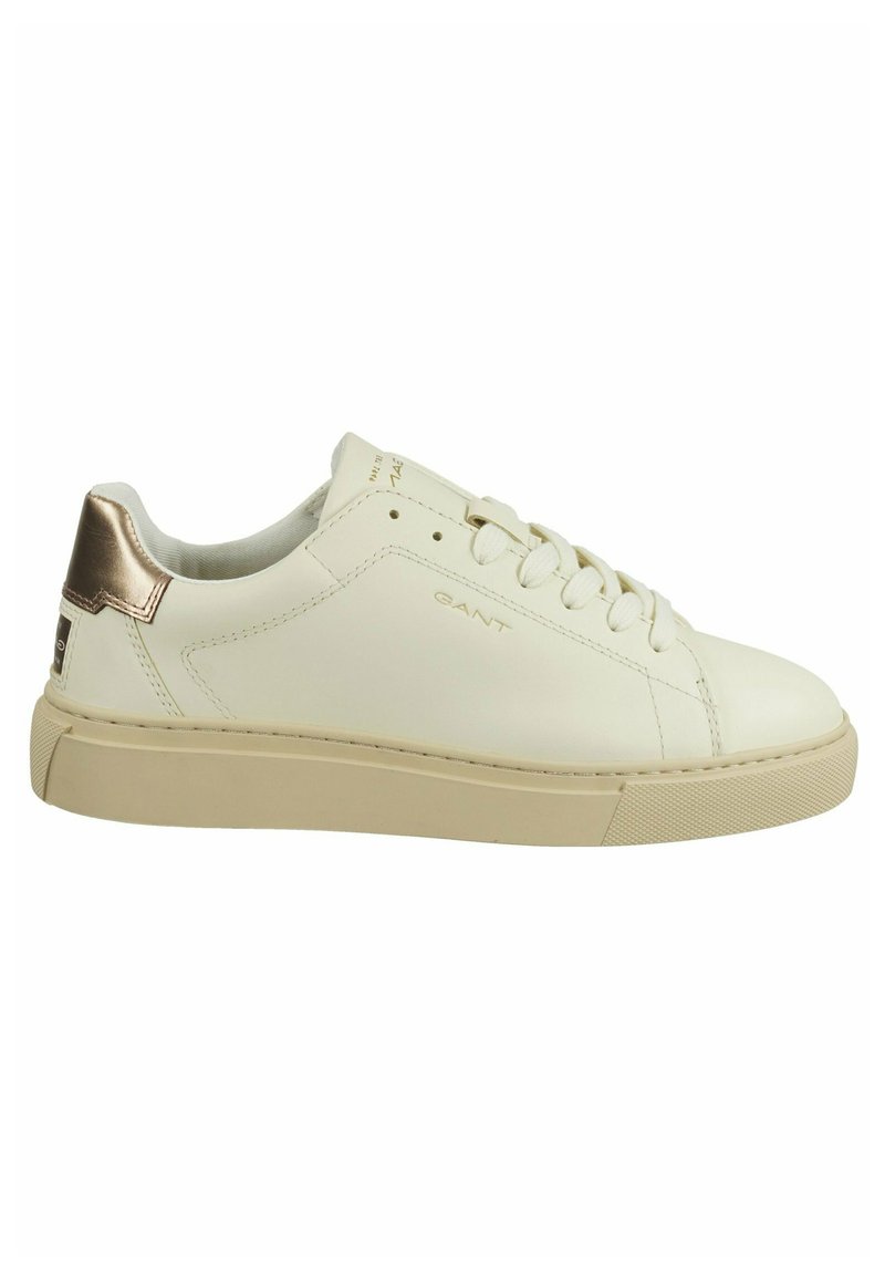 Vita läder sneakers med runda tår, platta snören, beige gummisula och metallisk guldaccent på hälen. Enkla sömnadsdetaljer.