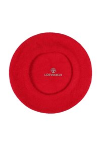Beret roșu din fetru cu o textură netedă și formă circulară; are un logo central embossed în argint care spune "LOEVENICH."
