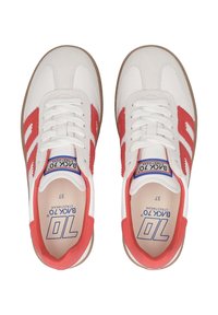 Weiße Ledersneaker mit roten Akzenten, einem gepolsterten Schuhkragen und einer strukturierten braunen Gummisohle. Auff�älliges Logo und Branding auf der Zunge.