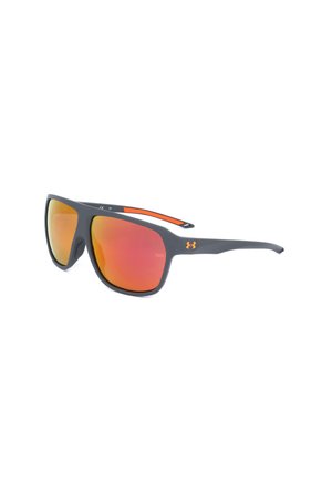 Occhiali da sole sportivi grigi con lenti riflettenti arancioni e dettagli arancioni sulle aste, con un piccolo logo Under Armour sul lato.