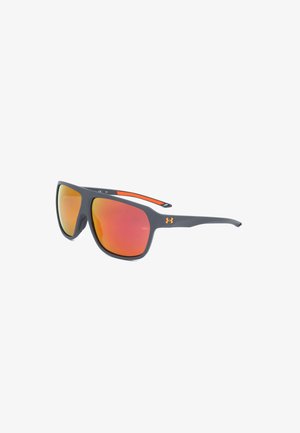 Occhiali da sole sportivi grigi con lenti riflettenti arancioni e dettagli arancioni sulle aste, con un piccolo logo Under Armour sul lato.