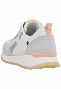 Bílé a šedé tenisky s broskvovými akcenty, textured podrážka, polstrovaný límec a poutko, zobrazené ze zadního trojčtvrtinového pohledu.