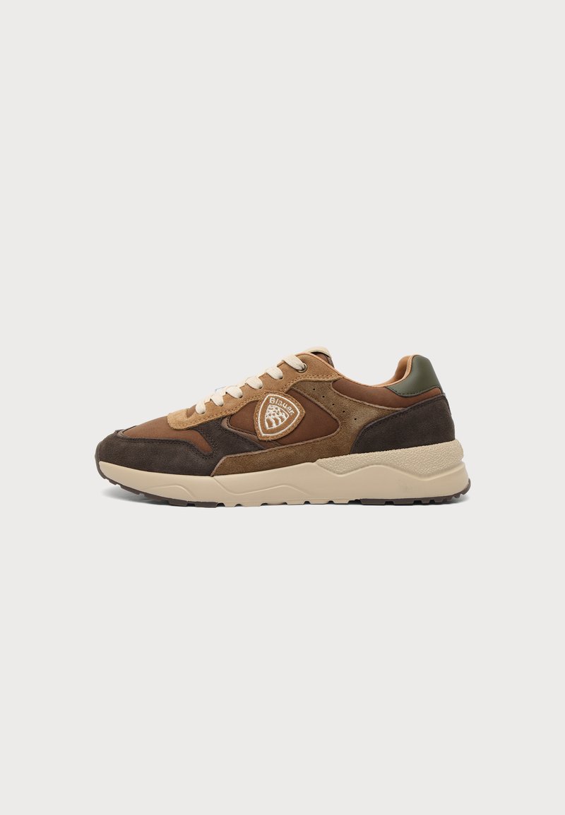 Baskets en daim marron et beige avec lacets blancs, semelle beige et un patch logo Blauer sur le côté, vues de profil gauche.