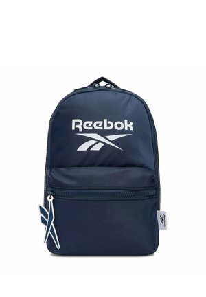 Granatowy plecak Reebok z przednią kieszenią na suwak, białym logo Reebok z przodu oraz oznaczeniem na suwaku i bocznej metce.