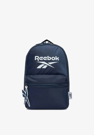 Mochila azul marino de Reebok con bolsillo delantero con cremallera, logo blanco de Reebok en el frente y tirador de cremallera y etiqueta lateral con la marca.