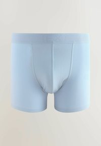 Boxeri scurti din bumbac de culoare albastru deschis, cu o bandă elastică texturată la talie. Proiectați pentru confort, cu o potrivire strânsă și o cusătură netedă.