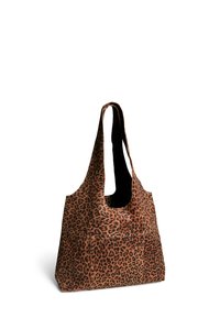 Sac fourre-tout en tissu à motif léopard brun, doté de larges poignées et d'un intérieur spacieux avec une doublure noire contrastante.