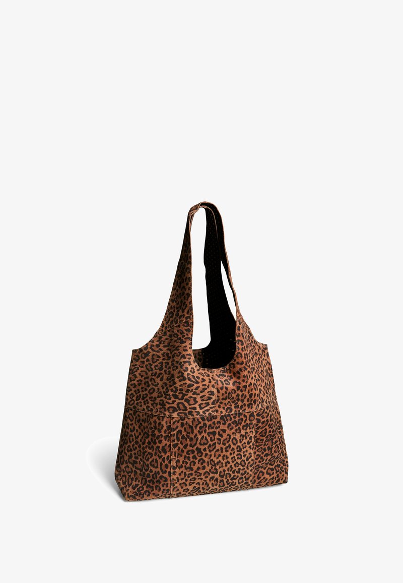 Sac fourre-tout en tissu à motif léopard brun, doté de larges poignées et d'un intérieur spacieux avec une doublure noire contrastante.