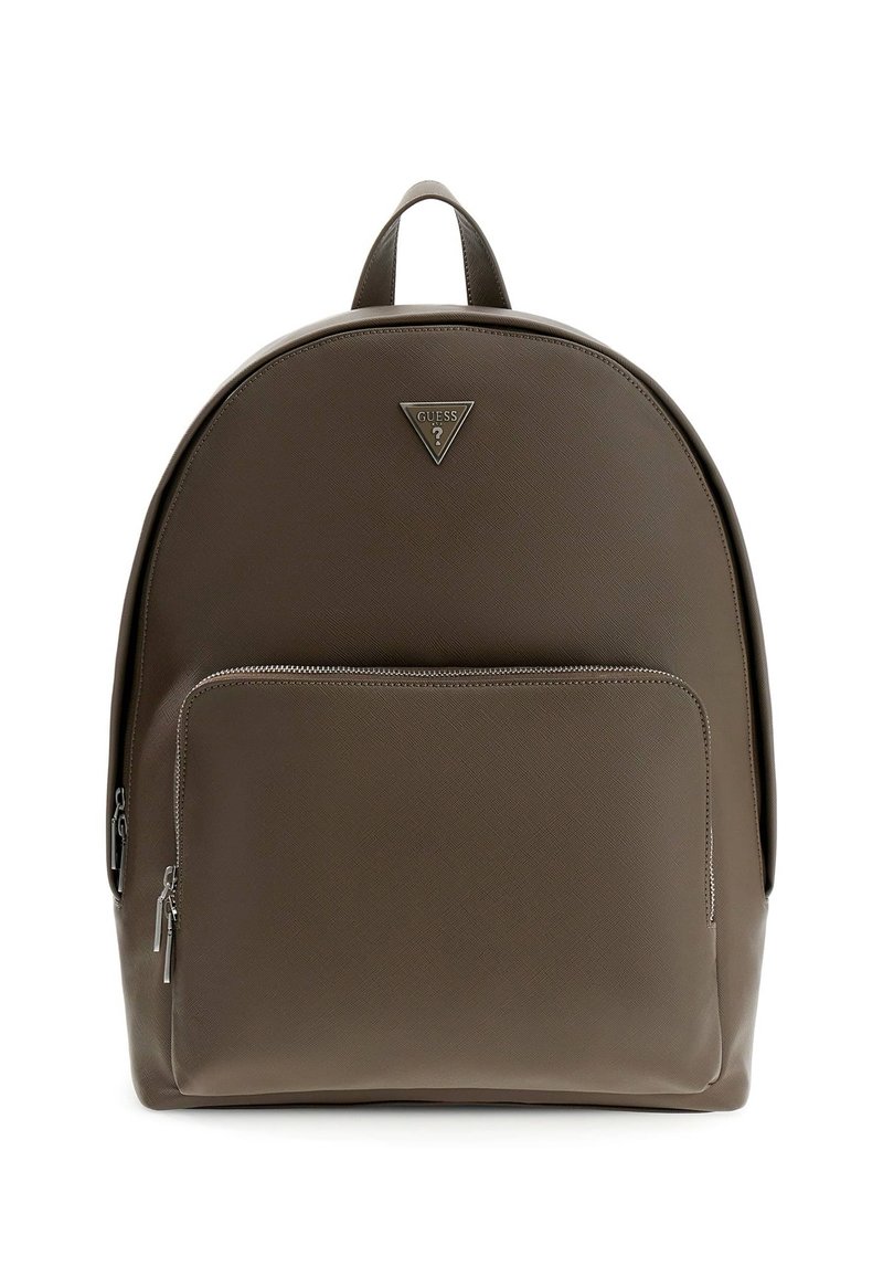 Mochila de cuero sintético marrón con bordes redondeados, bolsillo con cremallera en la parte frontal y triángulo de logo metálico. Presenta doble tirantes.