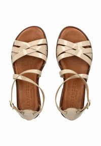 Beige Lackleder-Sandalen mit überkreuzten Riemen, braunem Kunstleder-Fußbett und verstellbarem Knöchelriemen für einen sicheren Sitz.