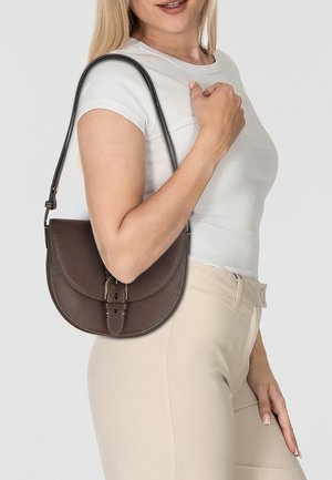 EVERLEIGH SCHULTER - Handbag - braun