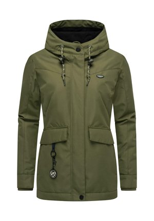 Veste imperméable vert olive avec un col haut, deux poches avant, une capuche avec cordon de serrage, et un badge sur le côté gauche.