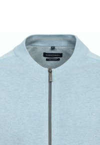 Hellblauer Reißverschlussjacke aus Baumwolle mit geripptem Muster. Verfügt über einen Rundkragen, einen Reißverschluss und ein dezentes Logo an der Seite.