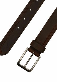 Bruine leren riem met een gladde textuur, zilveren rechthoekige gesp en meerdere verstelgaten langs de band. Stikseldetails toegevoegd.